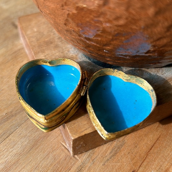 Petite Cloisonné heart shaped trinket box hand painted with flowers and etched - Picture 7 of 7